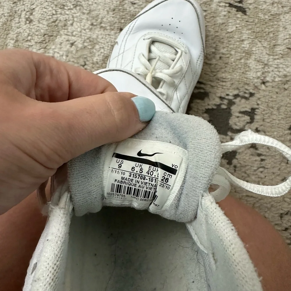 Nike Walk Women’s Size 9 White Airliner Sneaker 315708-101 2009